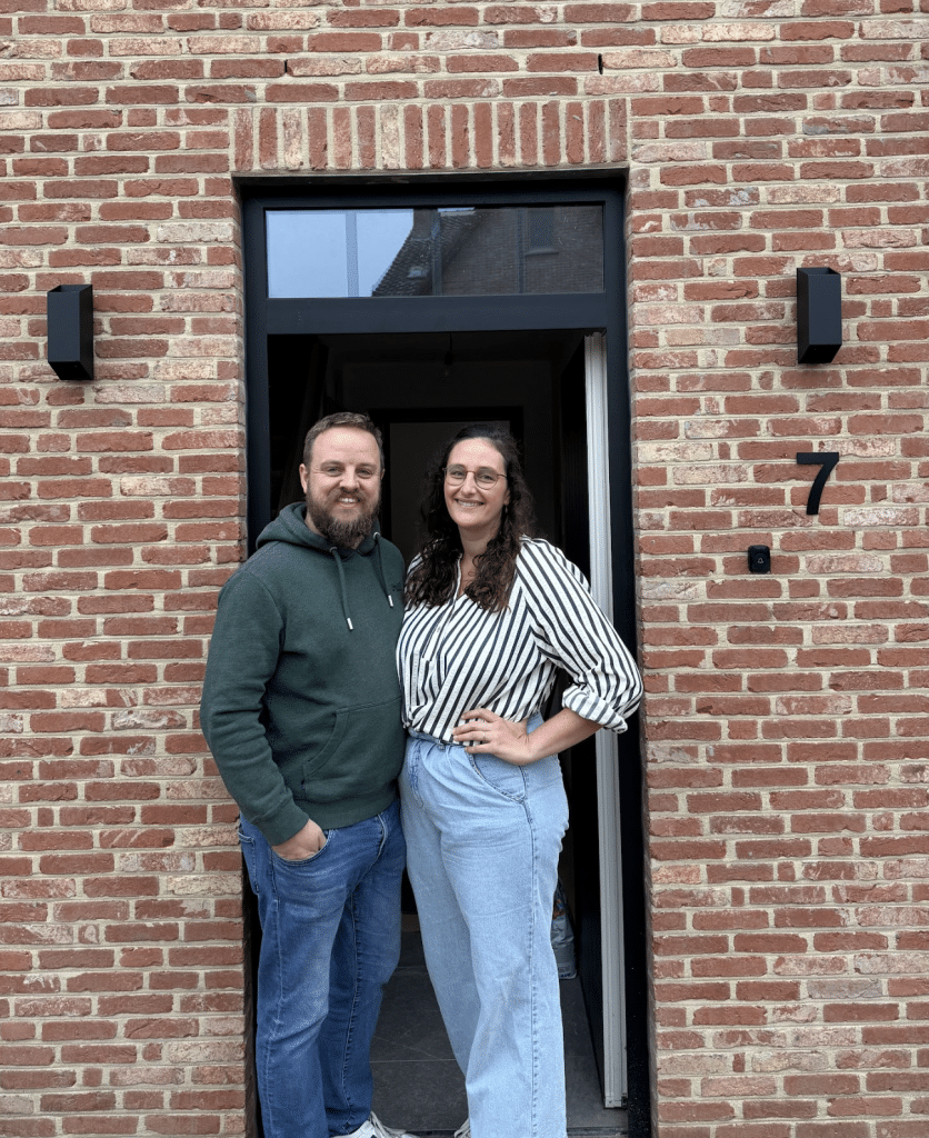 Familie Renders tijdens oplevering nieuwbouw woning