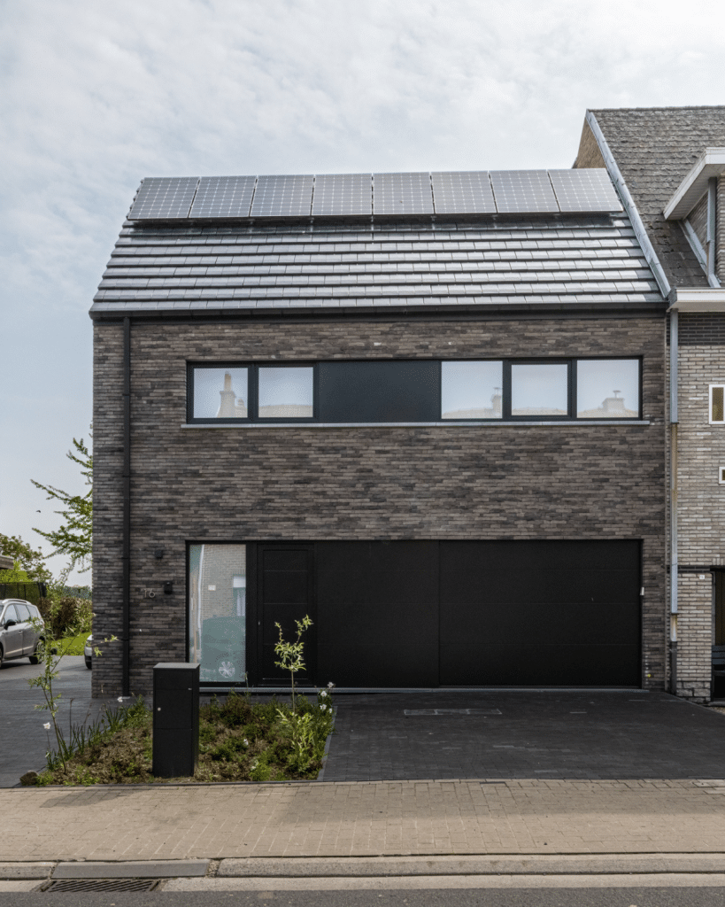Moderne nieuwbouwwoning met zonnepanelen, waarvoor in 2026 het standaard btw-tarief van 21 % geldt