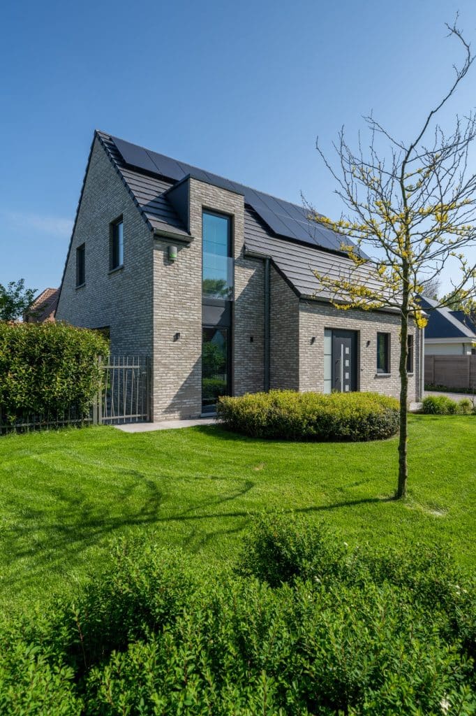 Nieuwbouwwoning met energiezuinige EPB-kenmerken en zonnepanelen op het dak