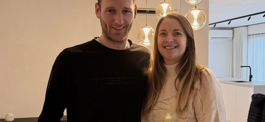 Jong koppel bouwt nieuwbouwwoning