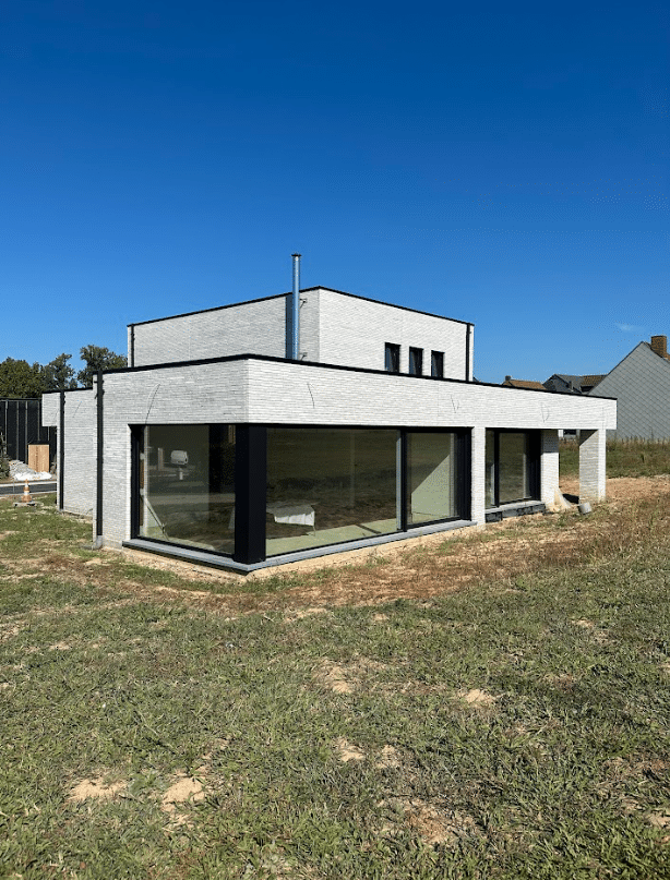 Moderne woning met grote hoekramen en slanke aluminium raamprofielen.
