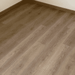 Detail van een vinyl vloer met realistische houtstructuur en natuurlijke uitstraling