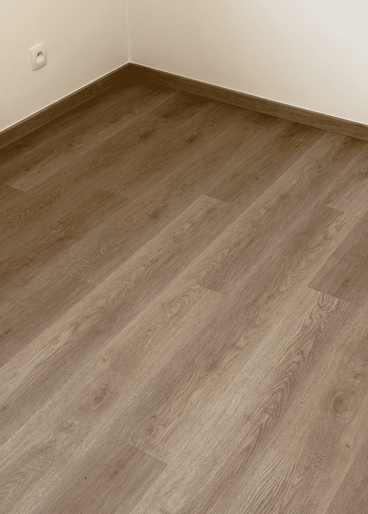 Detail van een vinyl vloer met realistische houtstructuur en natuurlijke uitstraling