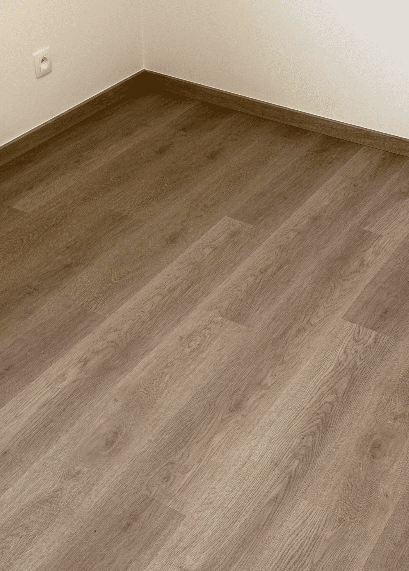 Detail van een vinyl vloer met realistische houtstructuur en natuurlijke uitstraling