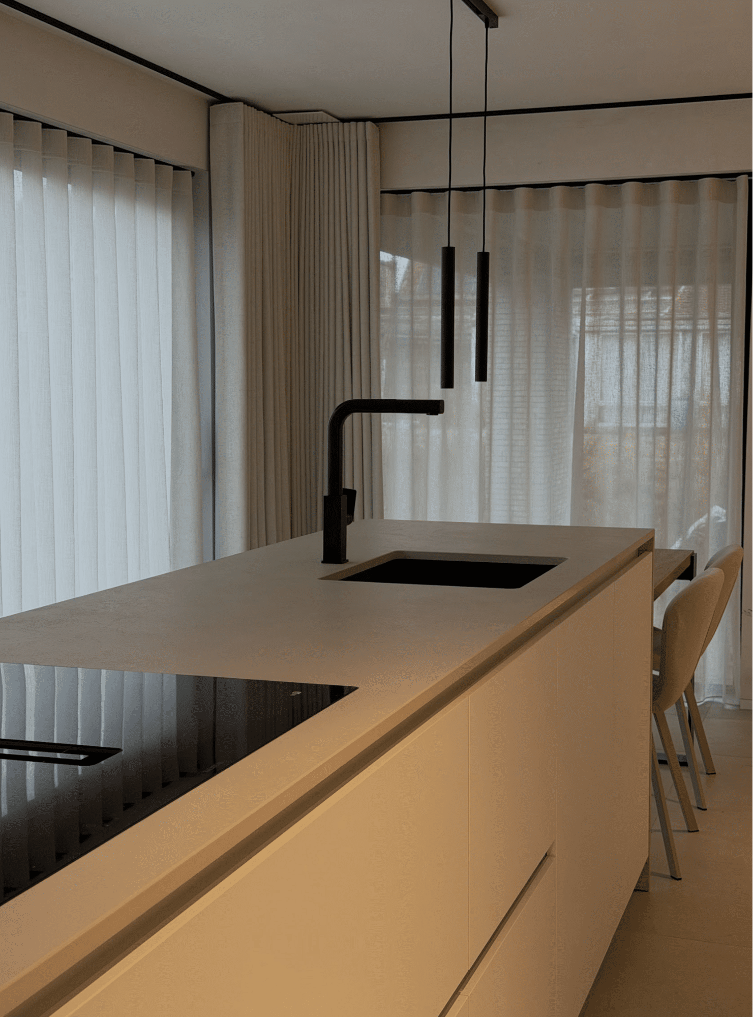 Moderne sleutel-op-de-deur keuken met afgewerkte materialen en strak design.
