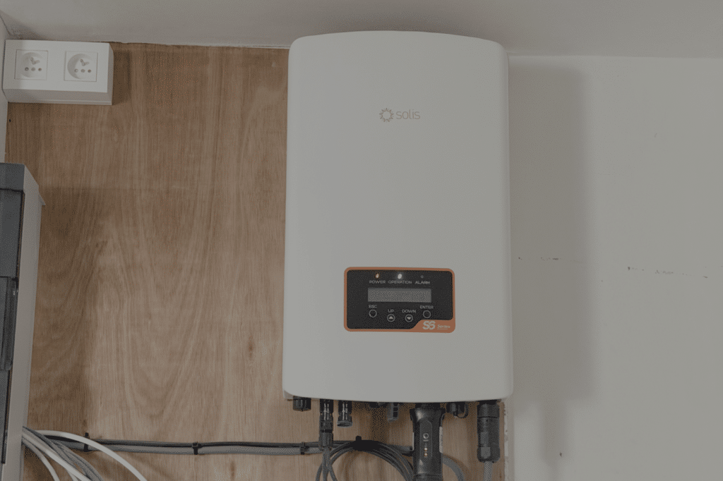 Omvormer van zonnepanelen in een nieuwbouwwoning, als onderdeel van een energiezuinige installatie.

