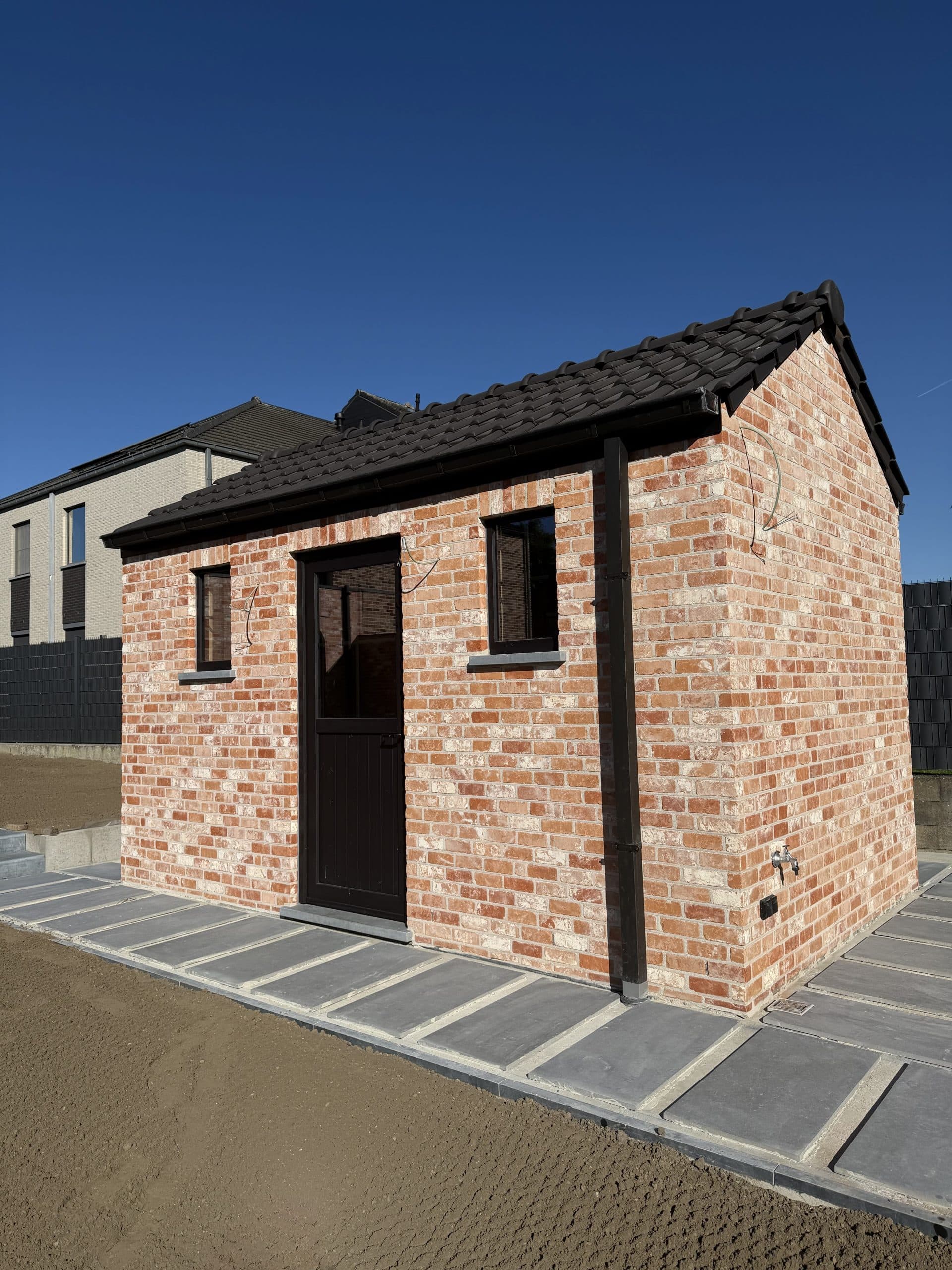 Landelijke woning met een bijgebouw in dezelfde stijl als de woning
