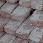 Stapel gebakken bakstenen als duurzaam en tijdloos bouwmateriaal voor de gevel van een nieuwbouw