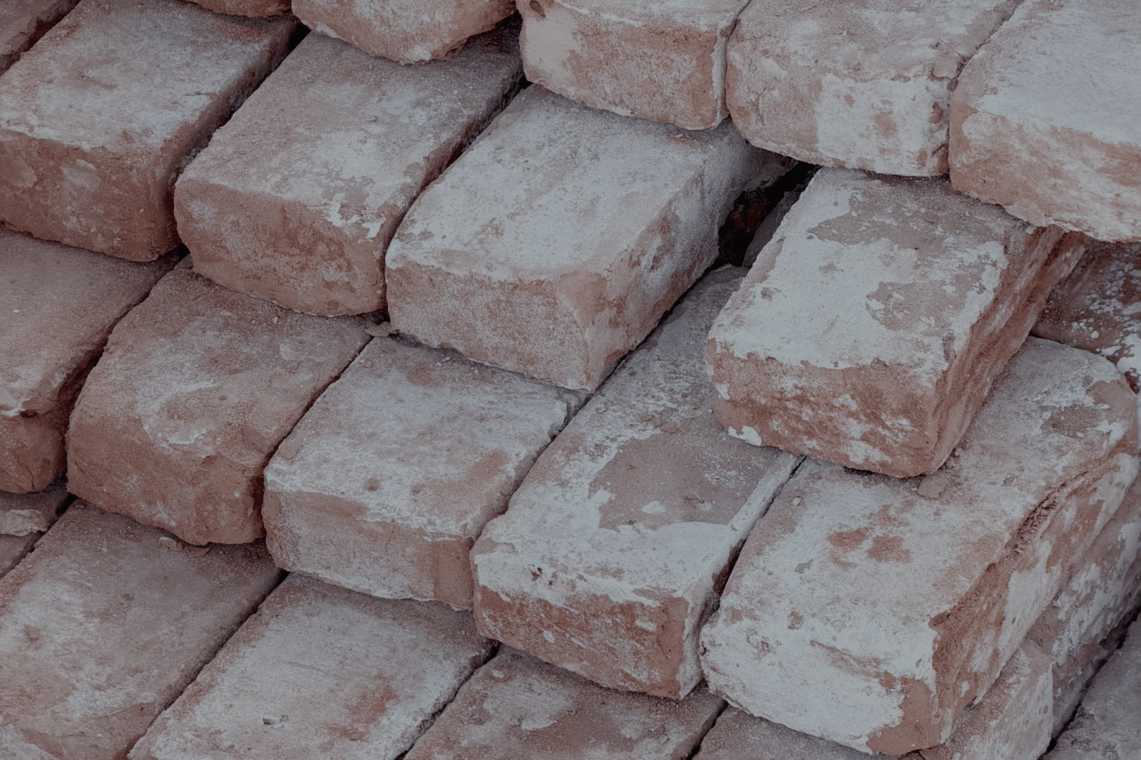 Stapel gebakken bakstenen als duurzaam en tijdloos bouwmateriaal voor de gevel van een nieuwbouw
