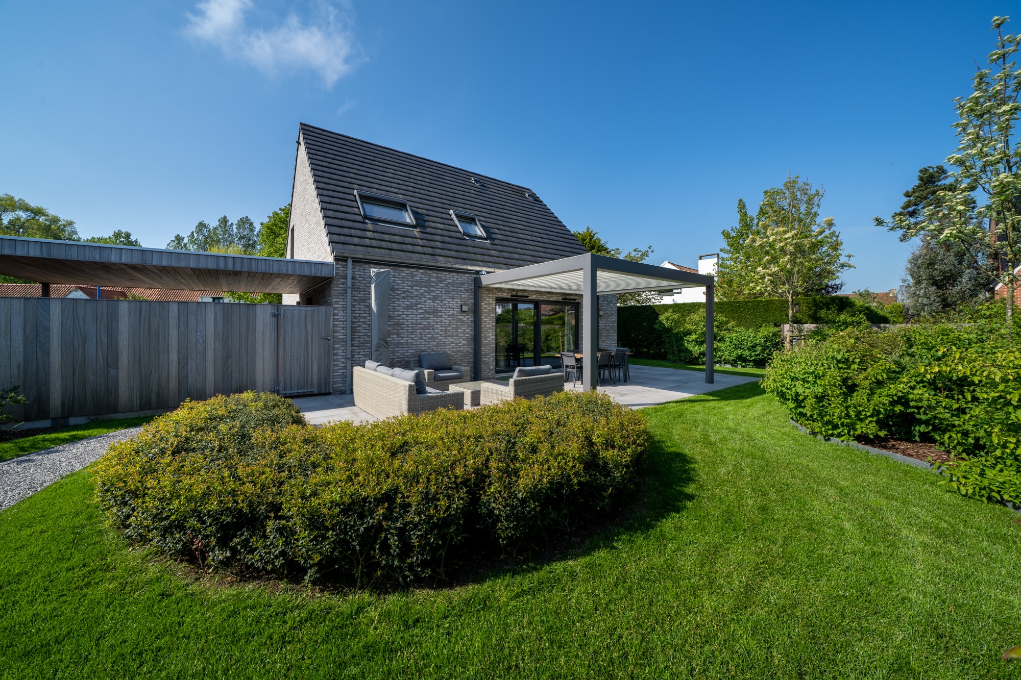 Een nieuwbouw met mooie tuin en pergola