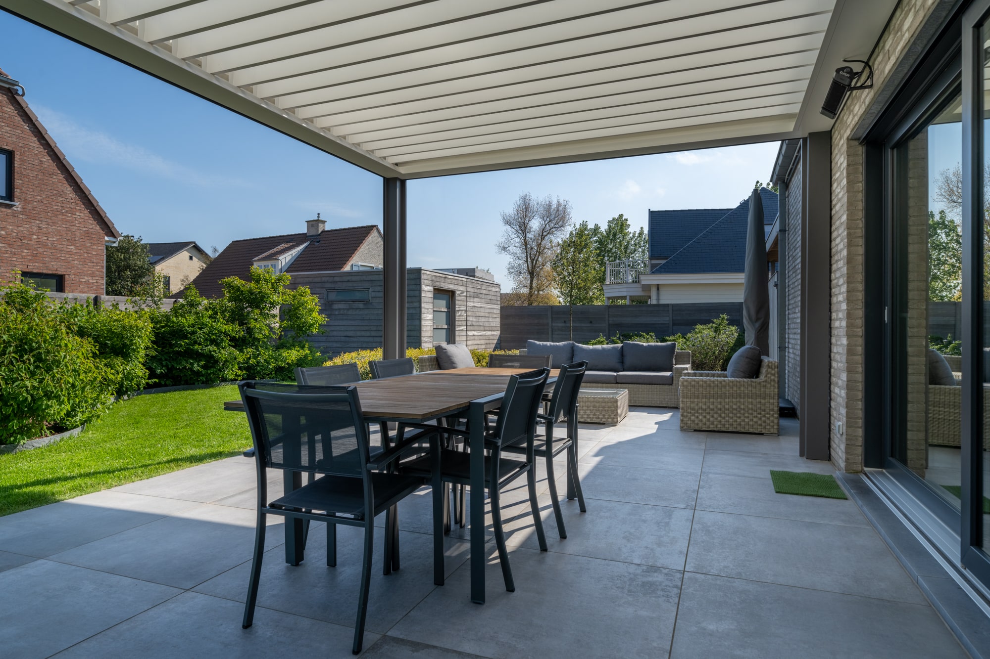 Overdekt terras van een nieuwbouwwoning in Koksijde