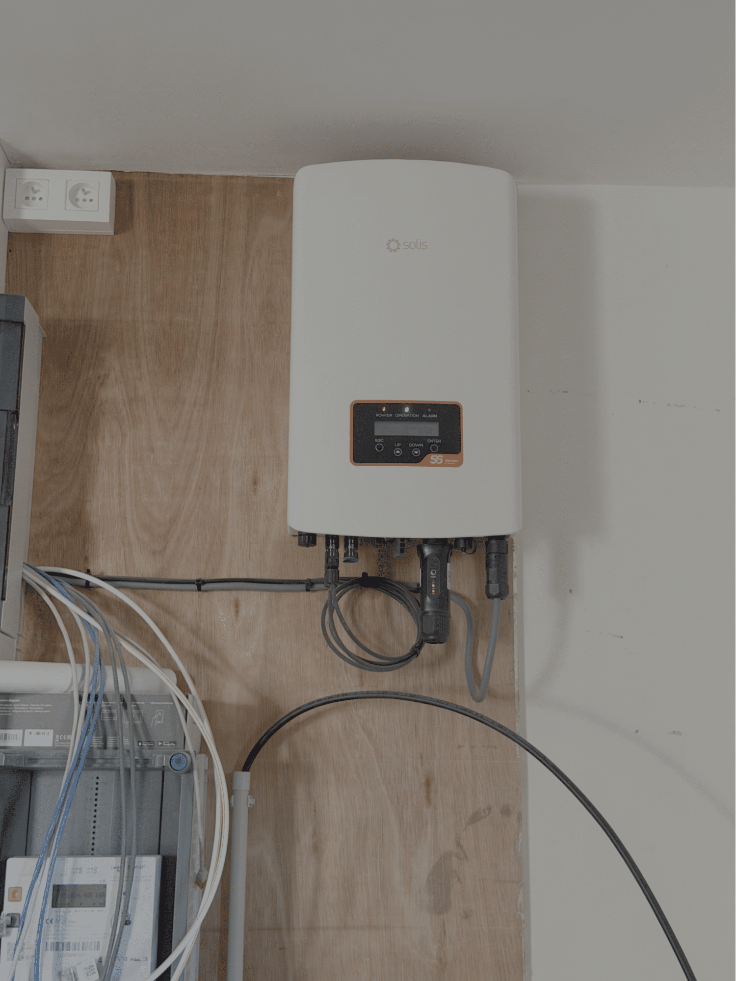 Omvormer van zonnepanelen in een nieuwbouwwoning als onderdeel van een energiezuinige BEN-installatie

