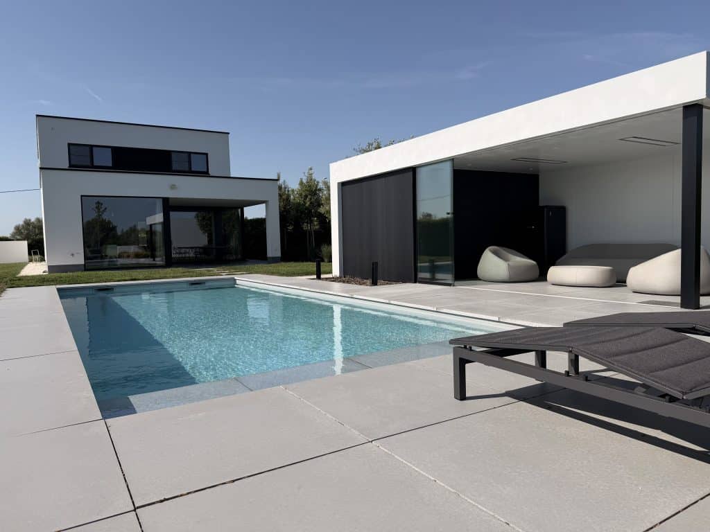 Moderne nieuwbouwwoning met zwembad en poolhouse.
