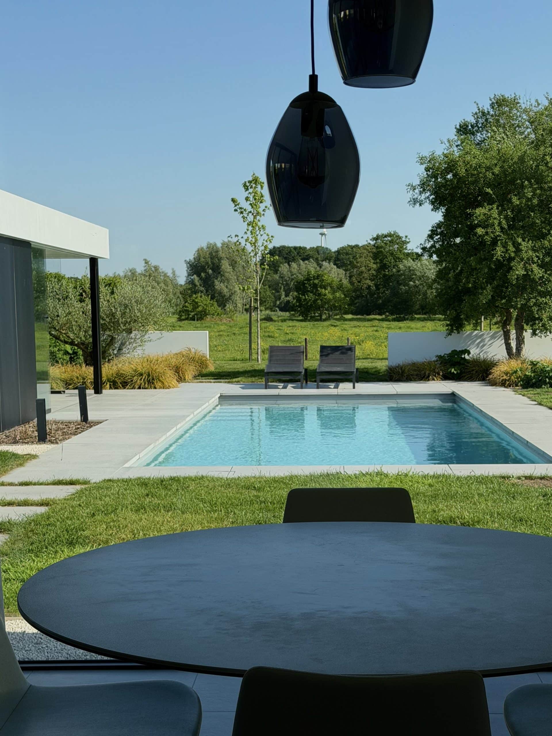 nieuwbouw met poolhouse, zwembad en ligstoelen
