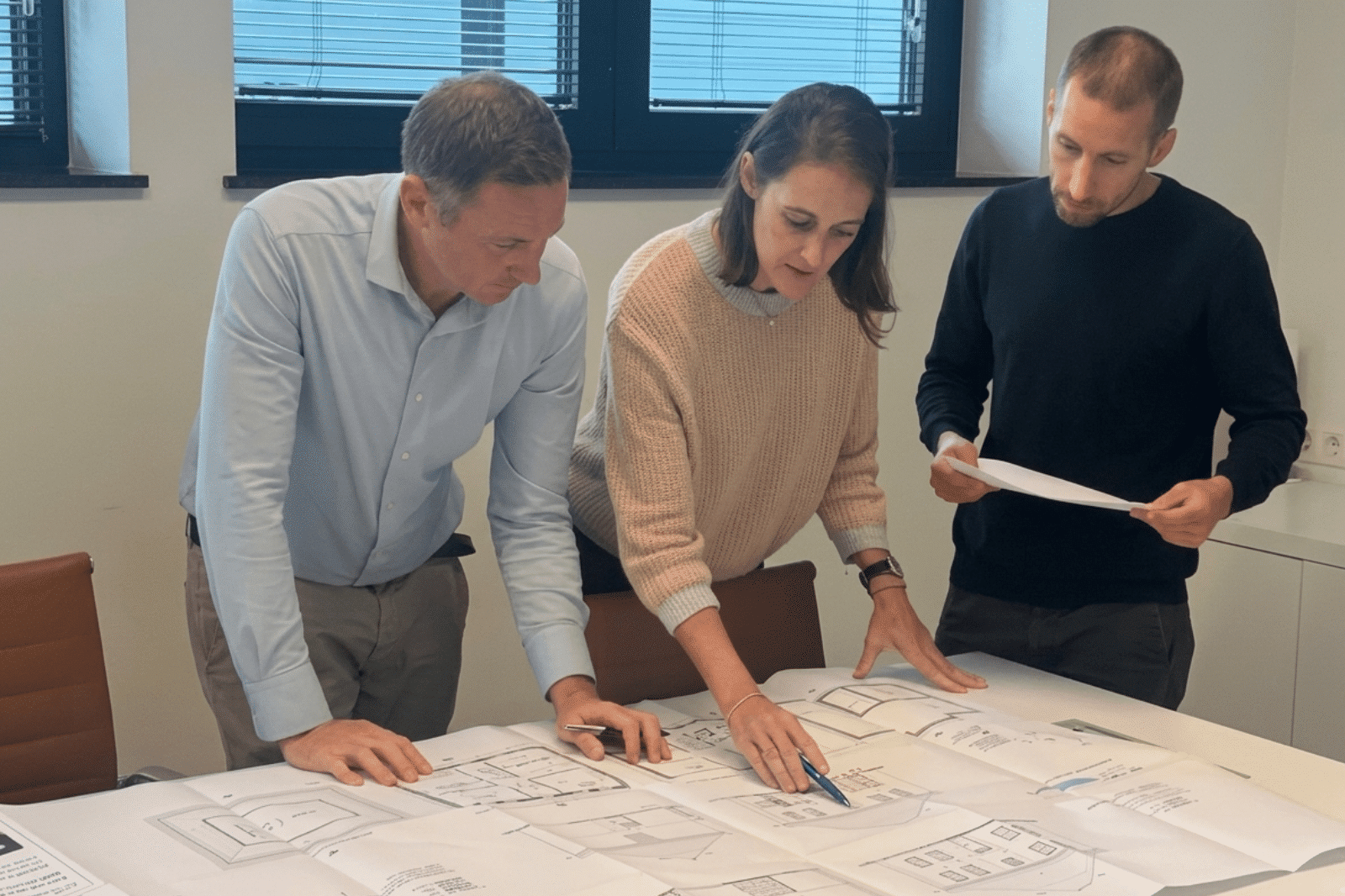 Team van NB-Projects bespreekt samen de bouwplannen van een nieuwbouwwoning