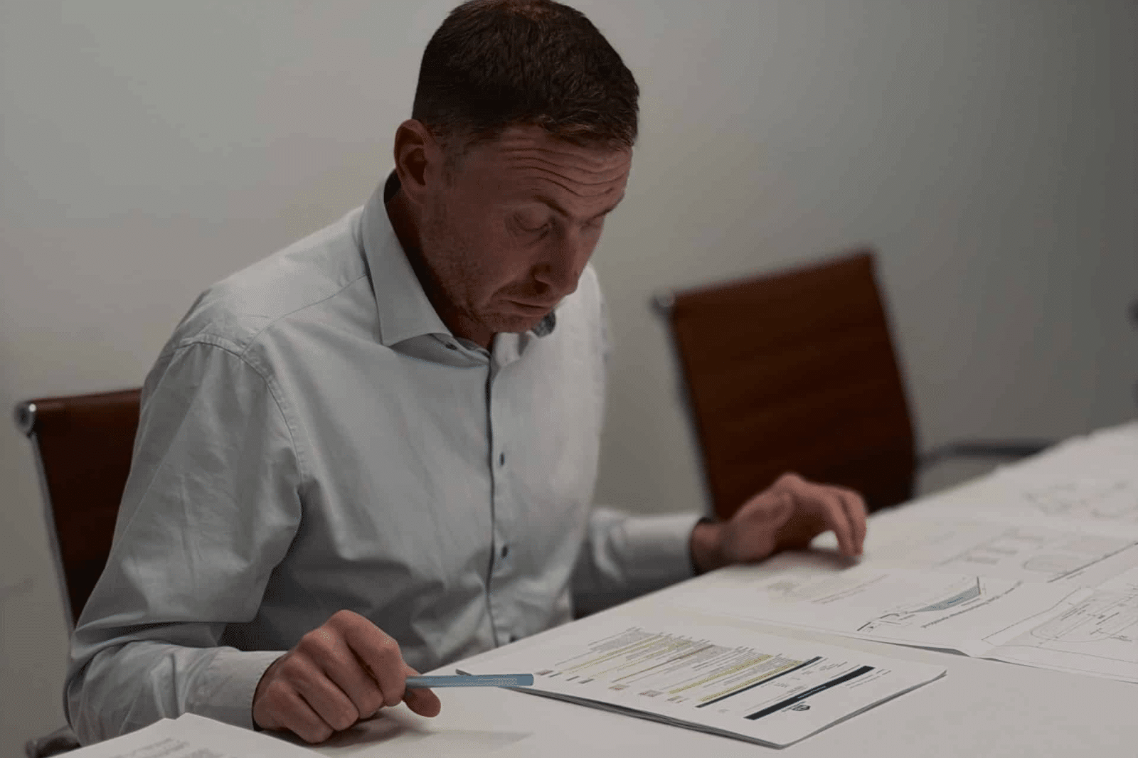 Bouwadviseur bekijkt het energieverslag en budget bij het ontwerp van een nieuwbouw