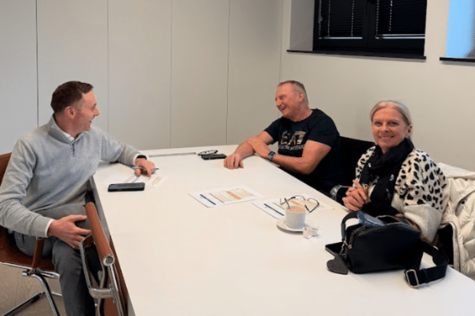 Toekomstige bouwers tijdens een gesprek bij NB-Projects