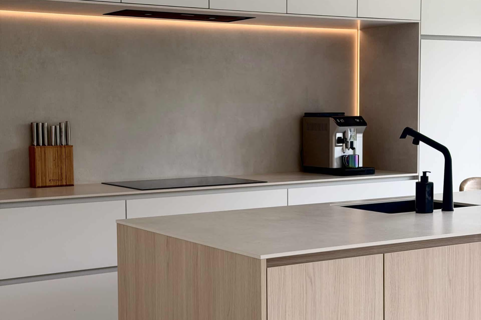 Strakke moderne keuken met houten kookeiland als onderdeel van de afwerking